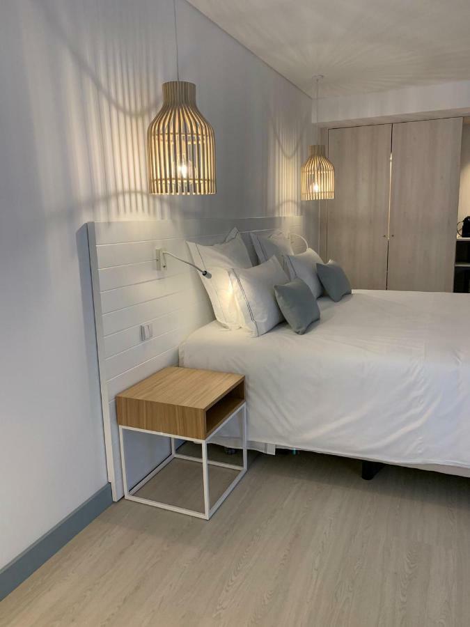 Malibu Foz Hotel - La Maison Younan Figueira da Foz Exterior foto A bedside table