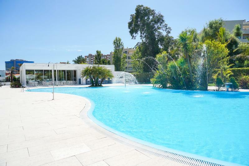 Malibu Foz Hotel - La Maison Younan Figueira da Foz Exterior foto The swimming pool at the hotel