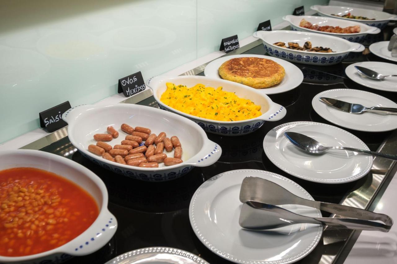 Malibu Foz Hotel - La Maison Younan Figueira da Foz Exterior foto A buffet of breakfast items