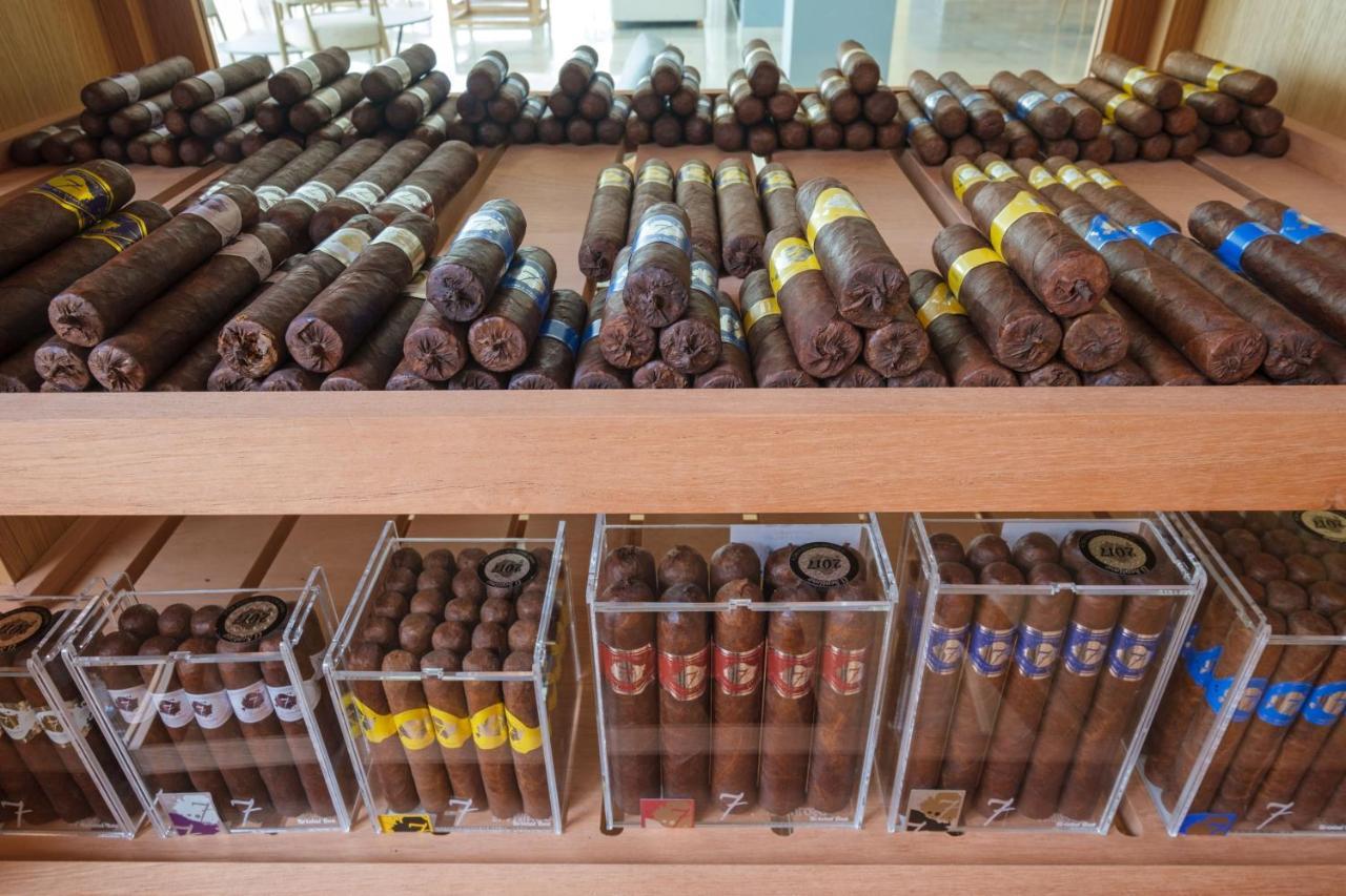 Malibu Foz Hotel - La Maison Younan Figueira da Foz Exterior foto Cigars in a shop